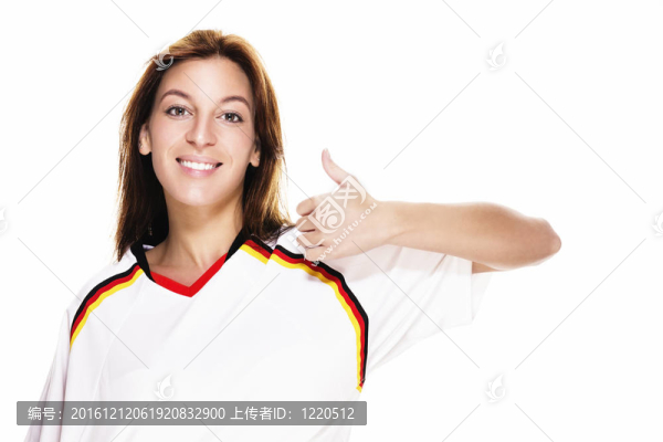 穿足球衫的年輕女子在白色背景上豎起大拇指