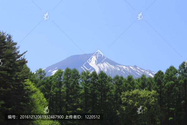 巖手山和湛藍(lán)的天空