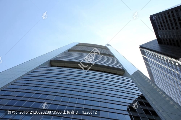 現(xiàn)代摩天大樓的街道