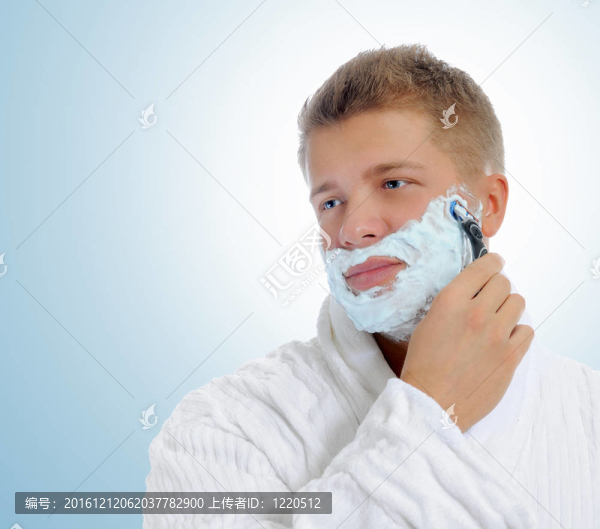 年輕男子剃須