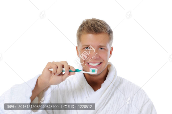 男人刷牙