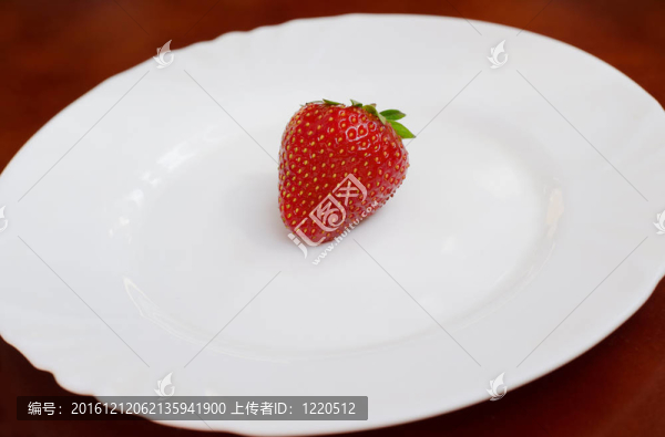 Strawberry在白盤子上