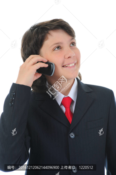 男孩在電話里說話。
