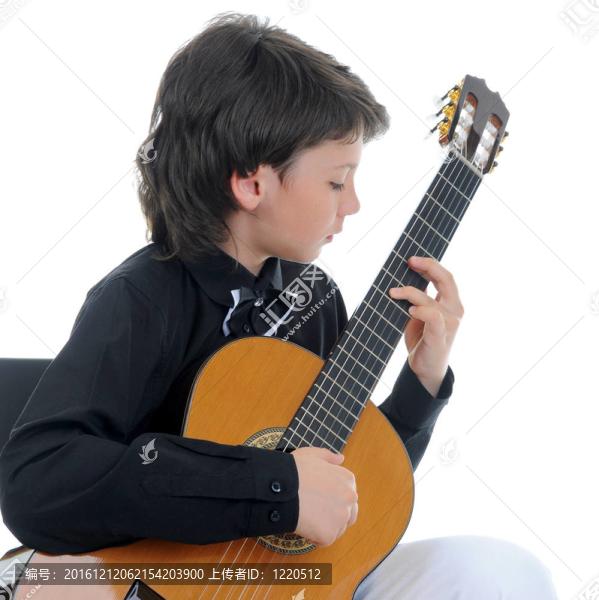 小男孩音樂家彈吉他