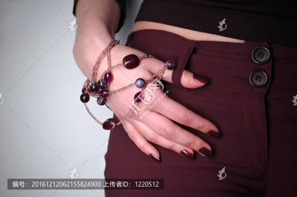 女性手飾接觸腰部