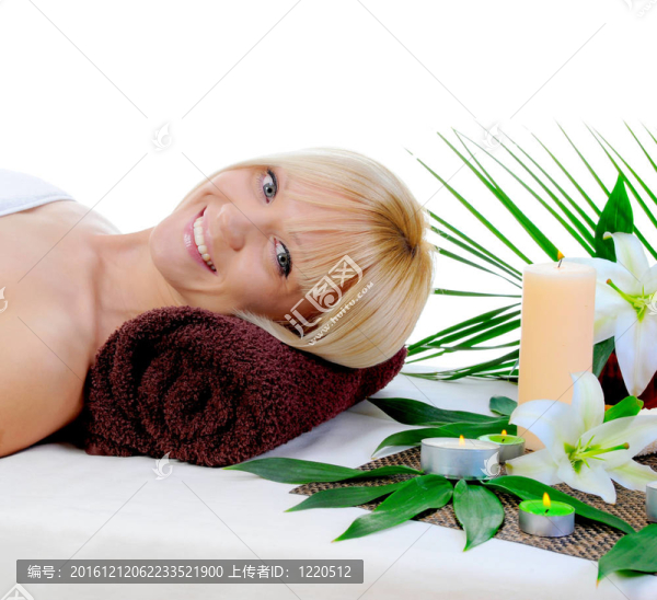 水療中心的年輕女子