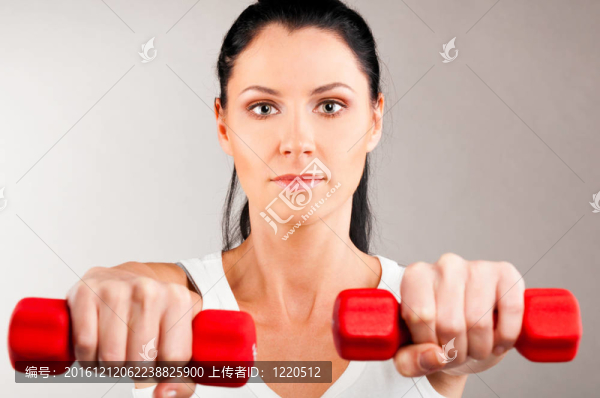 女人拿著杠鈴
