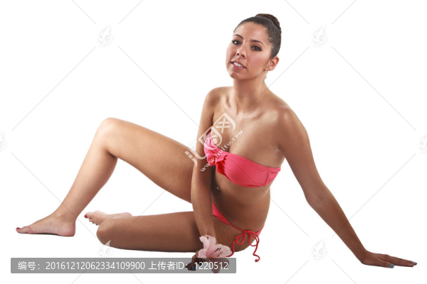 美麗的年輕女子身穿粉色比基尼