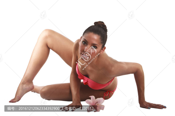 美麗的年輕女子身穿粉色比基尼