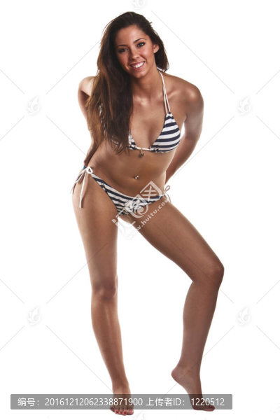 漂亮的年輕女人穿著藍色比基尼