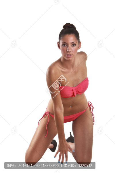 美麗的年輕女子身穿粉色比基尼