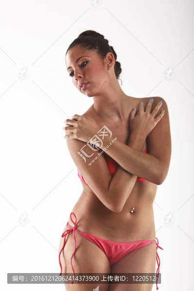 美麗的年輕女子身穿粉色比基尼