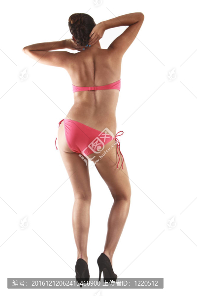美麗的年輕女子身穿粉色比基尼