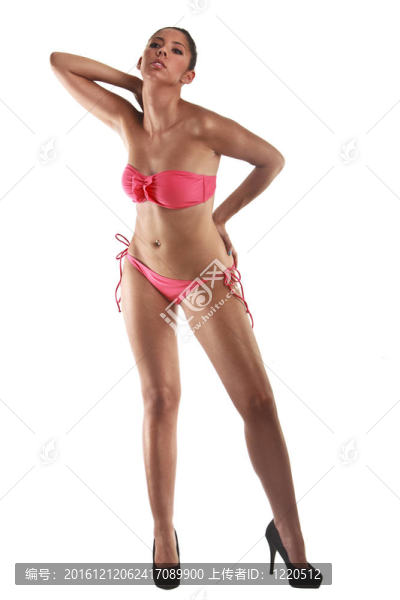 美麗的年輕女子身穿粉色比基尼
