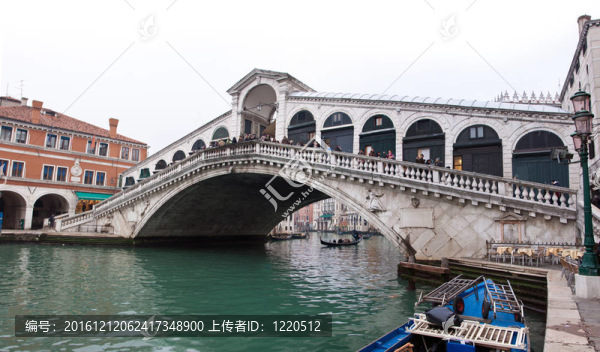 威尼斯運(yùn)河小船和里亞托橋