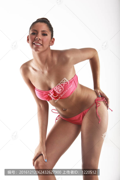 美麗的年輕女子身穿粉色比基尼