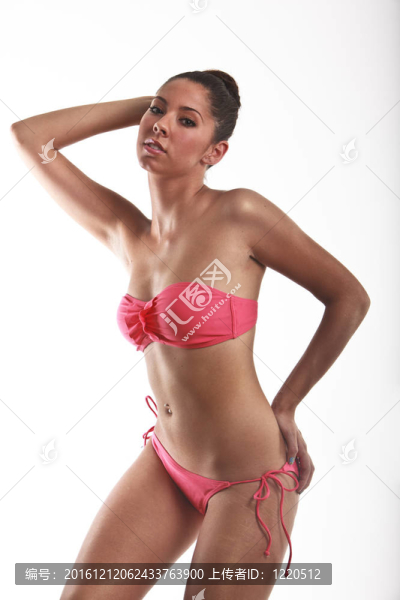 美麗的年輕女子身穿粉色比基尼