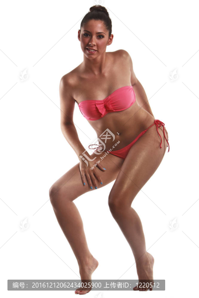 美麗的年輕女子身穿粉色比基尼