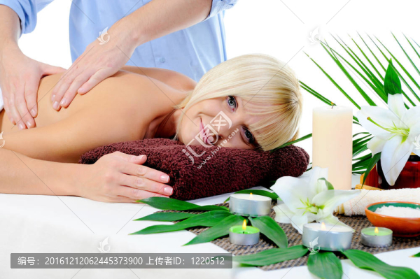 水療中心的年輕女子
