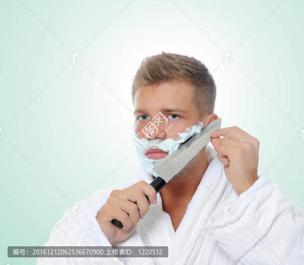 年輕男子剃須