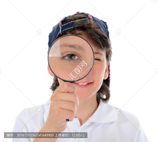 透過放大鏡看的男孩