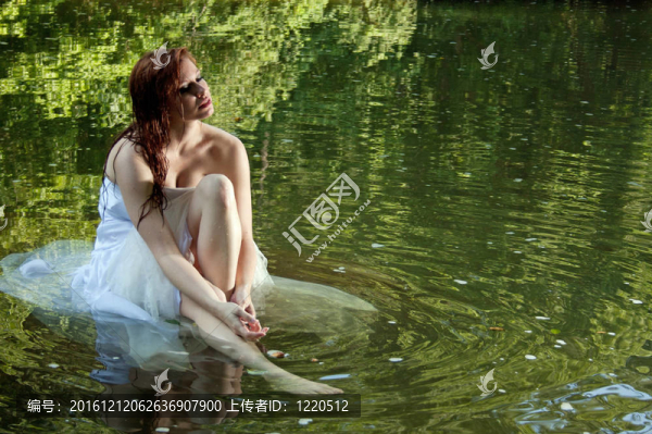 美麗的新娘坐在水中