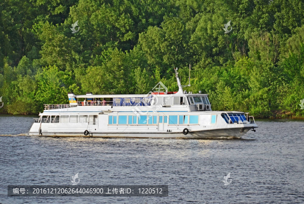 旅游船在第聶伯河河；基輔；烏克蘭
