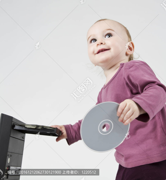 小孩玩CD