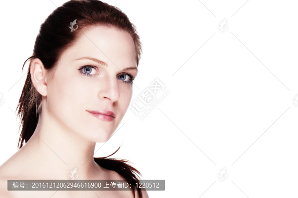 一個(gè)白色背景的美麗女人的肖像
