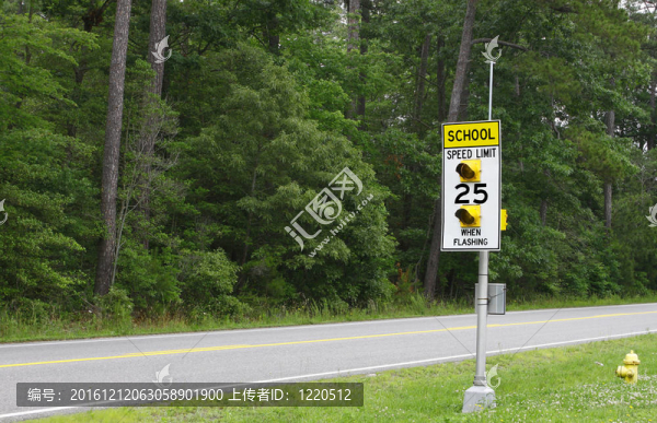 沿道路邊消火栓外設(shè)有閃光燈的學(xué)校限速標(biāo)志。