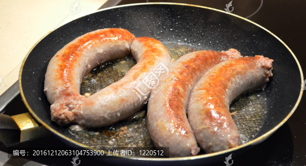 軟管包裝肉烤盤。脂肪的豬肉香腸