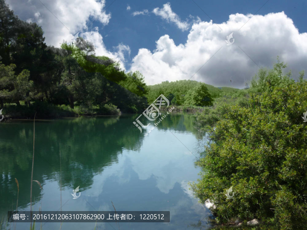 美麗的湖景與云