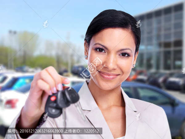 有車鑰匙的女人。