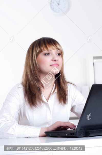 年輕的女人筆記本業(yè)務(wù)