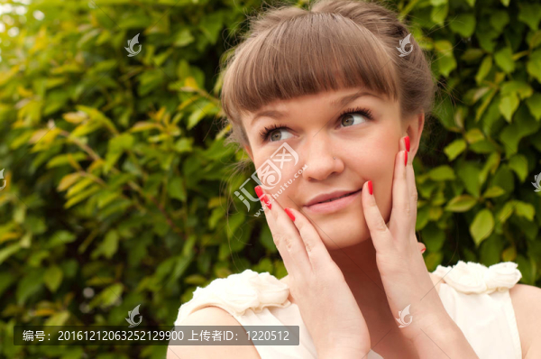 年輕漂亮的黑發(fā)女子在公園
