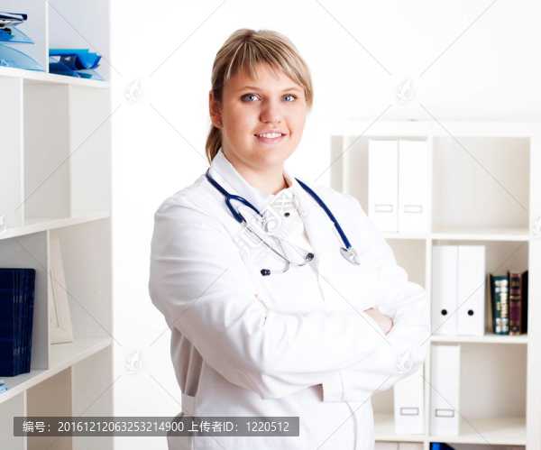 醫(yī)生用聽診器的女人微笑。