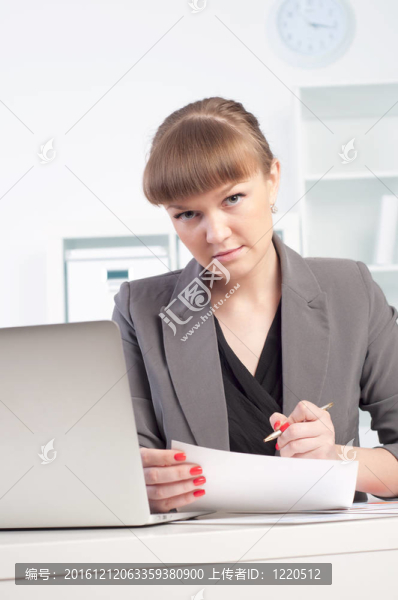 婦女在辦公室工作