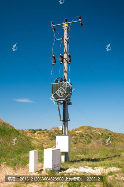 在藍色天空背景隔離器電塔