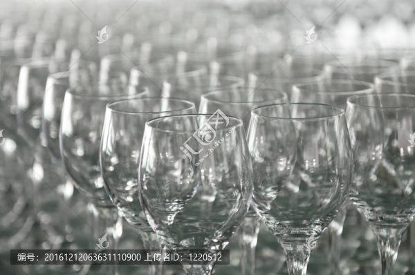 一排連續(xù)的酒杯