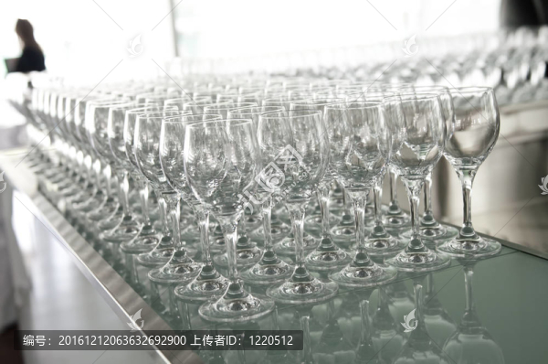 酒吧里有很多眼鏡
