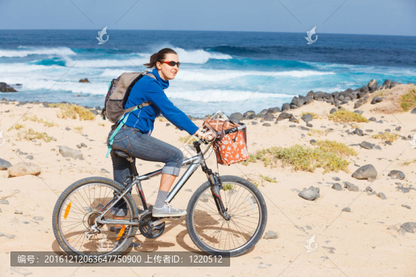 海灘上的女騎自行車