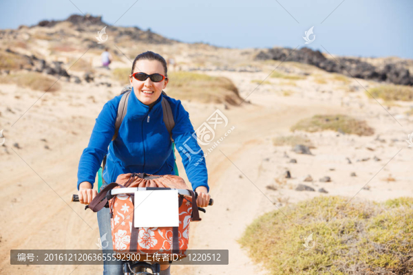 騎自行車(chē)旅行的婦女