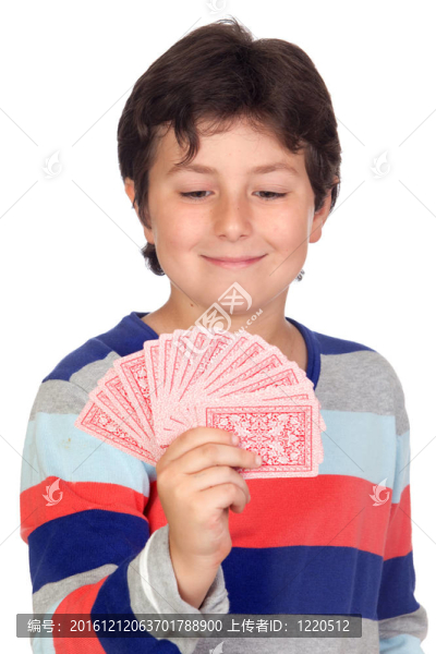 可愛的男孩打牌