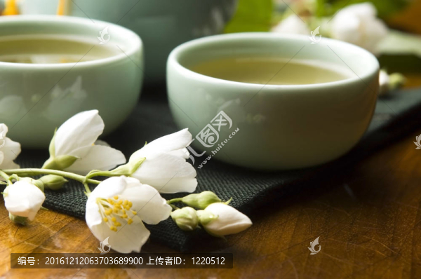 茶幾上的茉莉花茶和木制桌子上的茶壺