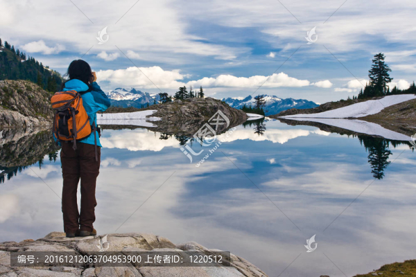 在安妮湖徒步旅行者