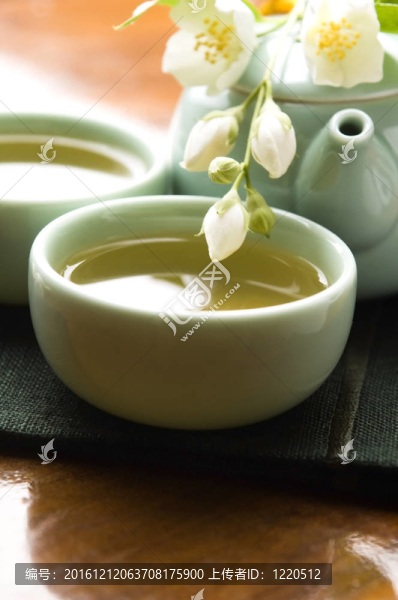 茶幾上的茉莉花茶和木制桌子上的茶壺