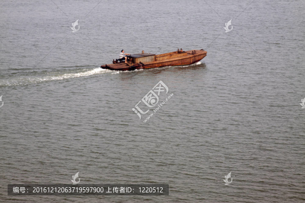 水中小船