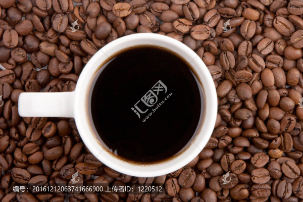咖啡豆上的白咖啡杯