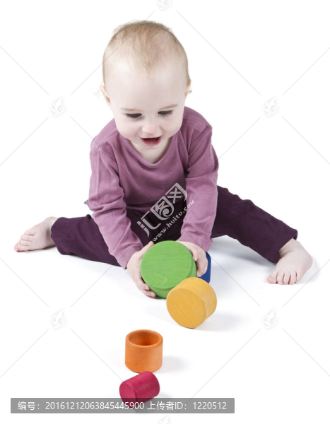 小孩子玩五顏六色的玩具積木
