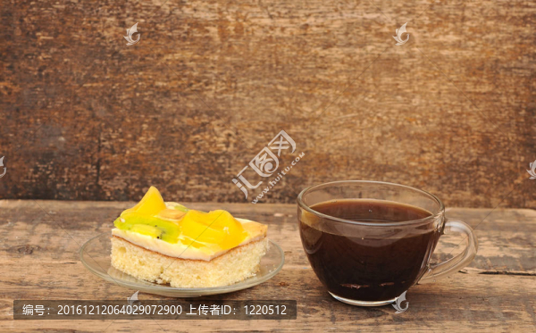 桌上咖啡杯和杏仁餅的杯合